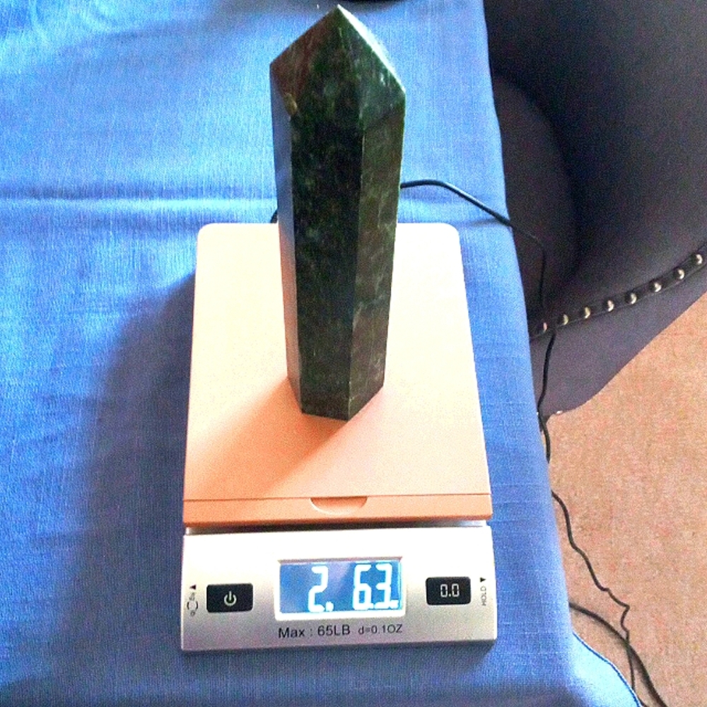 Beautiful Emerald Crystal Tower - Picture 9 of 9